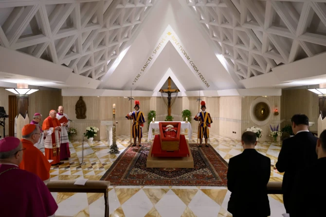 FOTO. Primele imagini cu Papa Francisc în sicriu au fost publicate de Vatican