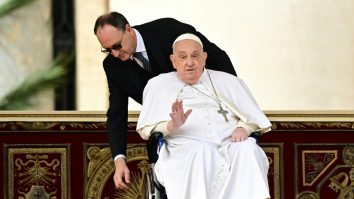 Papa Francisc l-a primit pe J.D. Vance la reședința sa din Roma, de Paște. Întâlnirea are loc într-un context tensionat, după ce Suveranul Pontif a criticat dur Administrația Trump