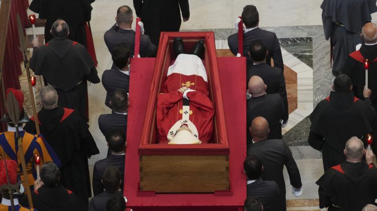 Sicriul deschis al Papei Francisc a fost transportat într-o procesiune la Bazilica Sfântul Petru. Vaticanul a prelungit programul din cauza afluxului