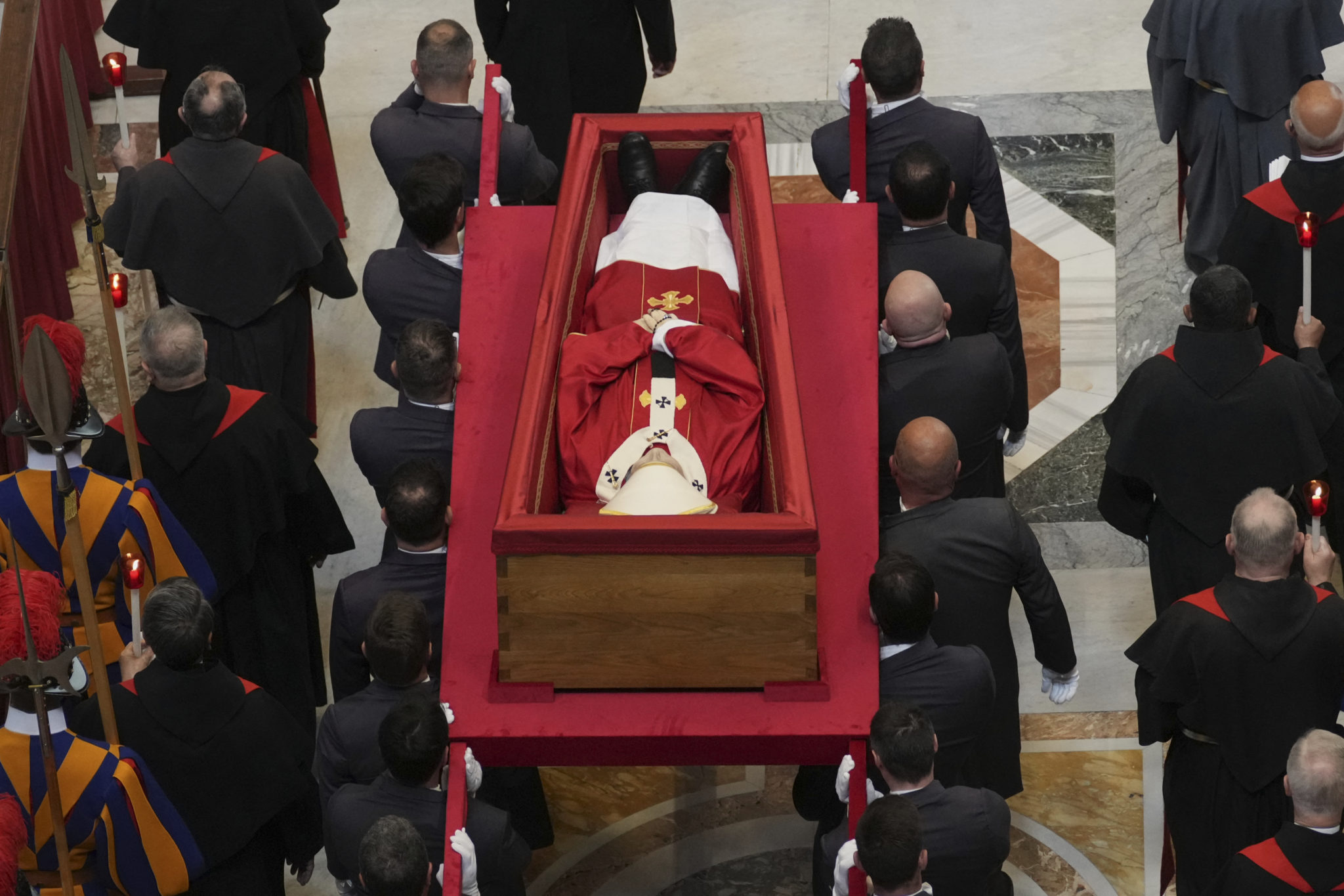 Sicriul deschis al Papei Francisc a fost transportat într-o procesiune la Bazilica Sfântul Petru. Vaticanul a prelungit programul din cauza afluxului
