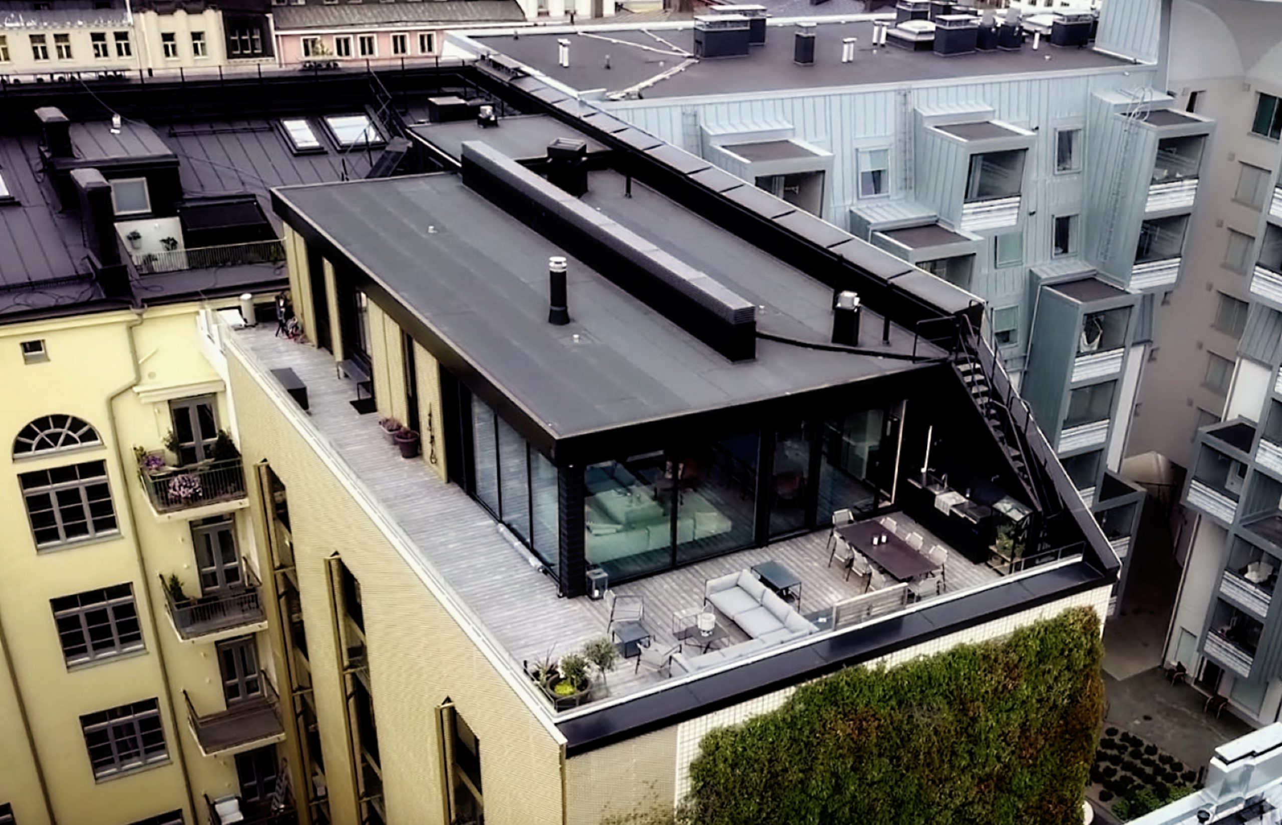 Un bărbat din Pașcani și-a construit un duplex pe terasa unui bloc. Ce a decis Tribunalul