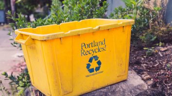 Un american din Portland a terorizat un cartier întreg. Bărbatul lasă bidoane cu urină în coșurile de gunoi