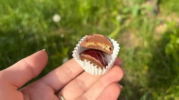 Laura Hizo a creat praline cu brânză de burduf învelite în ciocolată. „Vrem să aducem un plus de valoare clienților care gustă produsele”