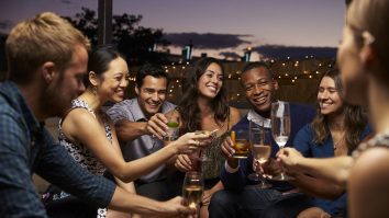 Îți aduci mereu partenerul la întâlnirile cu prietenii? Psihologii spun că s-ar putea să fie o problemă. Grațiela Dan, psiholog: „O întâlnire relaxată între prieteni poate deveni un moment stânjenitor”