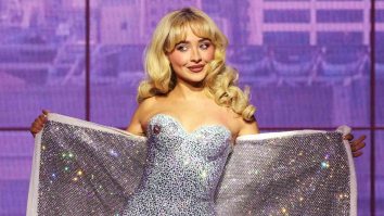 Sabrina Carpenter este imaginea campaniei Versace La Vacanza 2025, fotografiată într-un decor inspirat de Hollywood-ul clasic