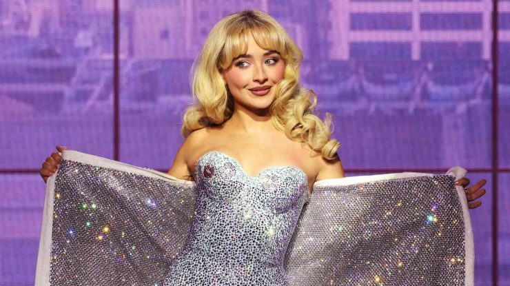 Sabrina Carpenter este imaginea campaniei Versace La Vacanza 2025, fotografiată într-un decor inspirat de Hollywood-ul clasic
