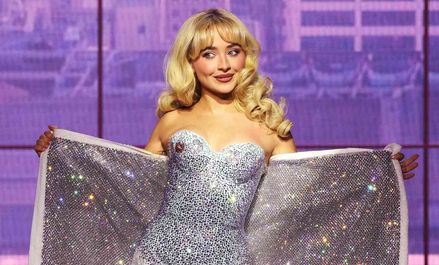 Sabrina Carpenter este imaginea campaniei Versace La Vacanza 2025, fotografiată într-un decor inspirat de Hollywood-ul clasic