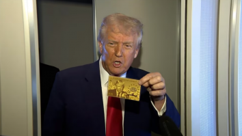 Trump lansează „Gold Card”: Cât costă viza exclusivistă pe care și oligarhii ruși o pot cumpăra