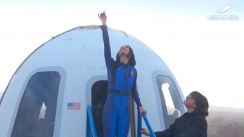 Blue Origin s-a întors cu succes din Spațiu. Katy Perry a sărutat Pământul la aterizare