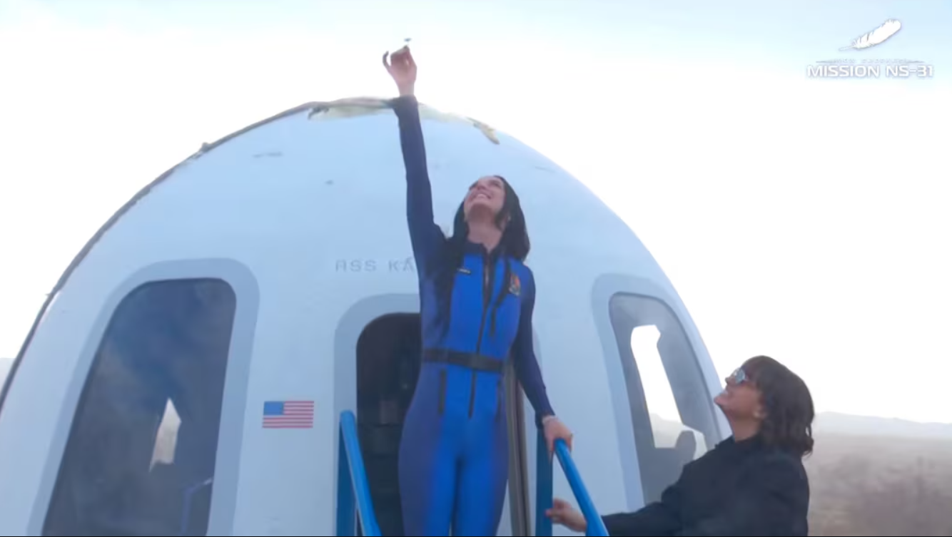 Blue Origin s-a întors cu succes din Spațiu. Katy Perry a sărutat Pământul la aterizare