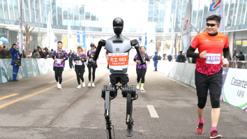 Roboții au concurat împotriva oamenilor în primul semimaraton umanoid din lume. Cine a ajuns pe primul loc