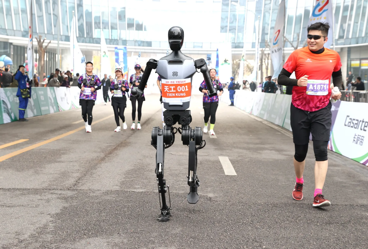 Roboții au concurat împotriva oamenilor în primul semimaraton umanoid din lume. Cine a ajuns pe primul loc