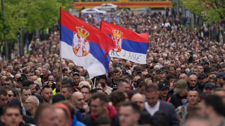 Zeci de mii de susținători ai Președintelui Vucic s-au adunat la Belgrad pentru un miting organizat după luni de proteste antiguvernamentale