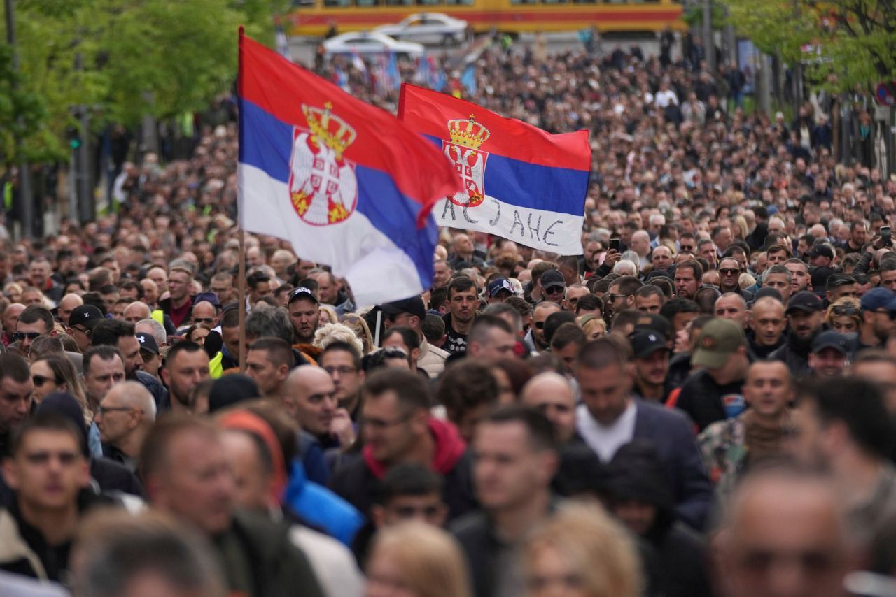 Zeci de mii de susținători ai Președintelui Vucic s-au adunat la Belgrad pentru un miting organizat după luni de proteste antiguvernamentale