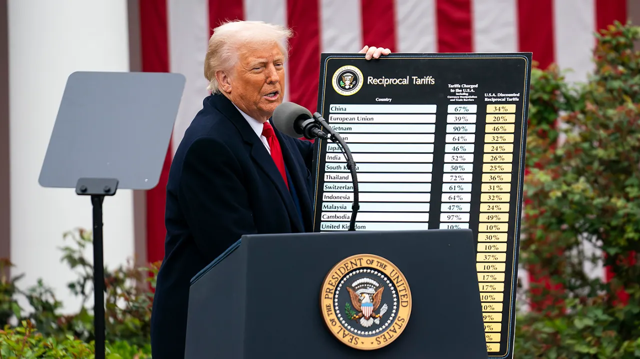 Trump exclude smartphone-urile, alături de routere și computere, de la tarifele „reciproce” asupra importurilor din China