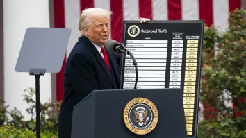 Trump introduce noi tarife pentru peste 90 de țări. Trump majorează tariful pe importurile din India la 50%