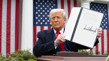 Tarifele mari la importuri anunțate de Trump au provocat scăderi pe piețele bursiere mondiale. Președintele promite să își mențină promisiunea