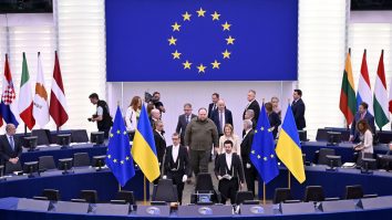 Miniștrii de Externe ai UE se întâlnesc în Luxemburg pentru a discuta noi sancțiuni împotriva Rusiei și garanții de securitate pentru Ucraina. Turcia găzduiește o reuniune cu oficiali militari din Rusia și Ucraina