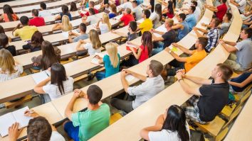 Tot mai mulți tineri aleg studii postuniversitare de teama crizei economice. Adrian Mitroi, profesor în finanțe comportamentale: „Trebuie să fii super educat pentru a avea o șansă”