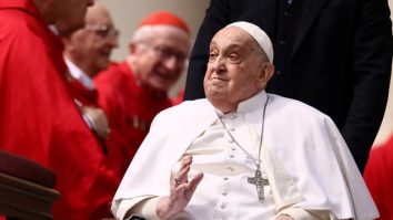 Papa Francisc a avut o scurtă apariție publică în Piața Sfântul Petru din Vatican la sfârșitul slujbei din Duminica Floriilor