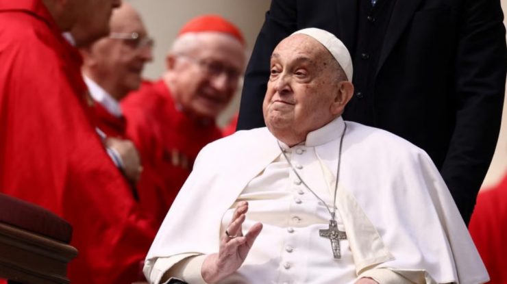 Papa Francisc a avut o scurtă apariție publică în Piața Sfântul Petru din Vatican la sfârșitul slujbei din Duminica Floriilor