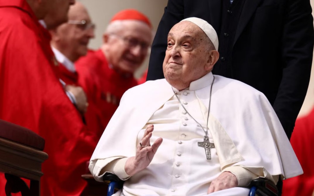 Papa Francisc a avut o scurtă apariție publică în Piața Sfântul Petru din Vatican la sfârșitul slujbei din Duminica Floriilor