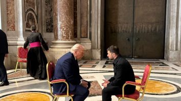 Zelenski și Trump au avut „o discuție foarte productivă”  înainte de înmormântarea Papei Francisc, la Vatican. Este prima lor întâlnire după cearta explozivă de la Casa Albă