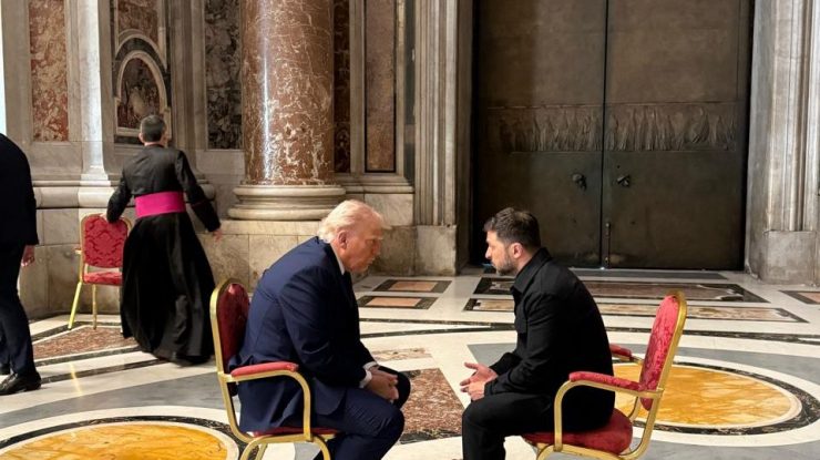 Zelenski și Trump au avut „o discuție foarte productivă”  înainte de înmormântarea Papei Francisc, la Vatican. Este prima lor întâlnire după cearta explozivă de la Casa Albă