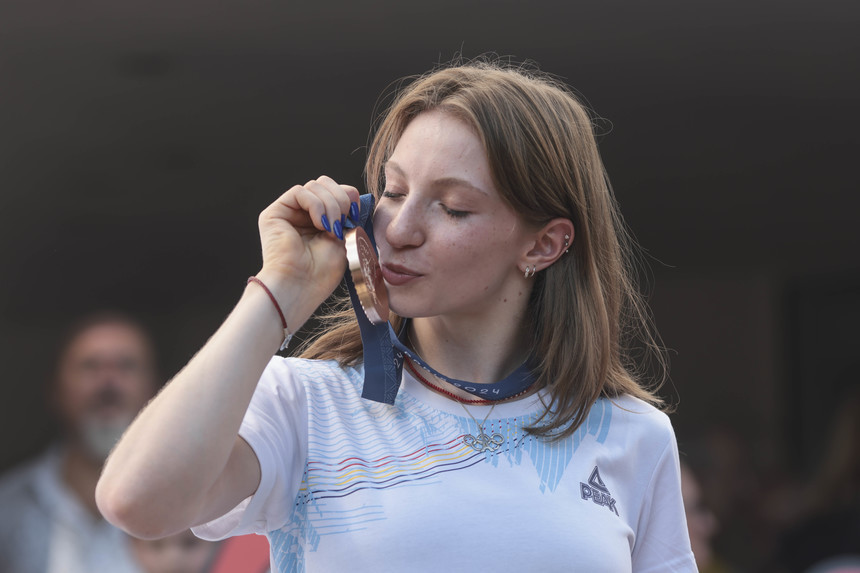 Gimnasta Ana Maria Bărbosu a obţinut medalia de argint în finale la sol şi la bârnă la competiţia „Trofeo Citta’ di Jesolo”