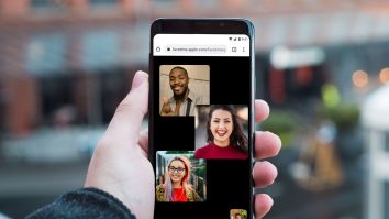 Americanii vorbesc des în public pe FaceTime, fără căști. Mulți oameni sunt deranjați de apelurile video publice