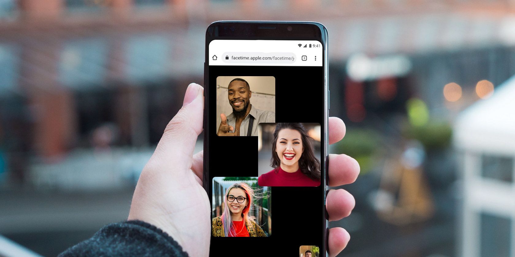 Americanii vorbesc des în public pe FaceTime, fără căști. Mulți oameni sunt deranjați de apelurile video publice