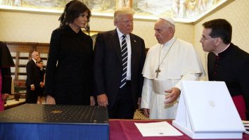 Trump va participa, alături de Melania, la înmormântarea Papei Francisc