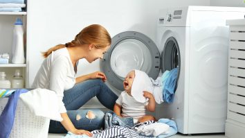 Mașina de spălat ajută bebelușii să doarmă mai bine: Cum să nu strici ciclul natural de somn al copilului
