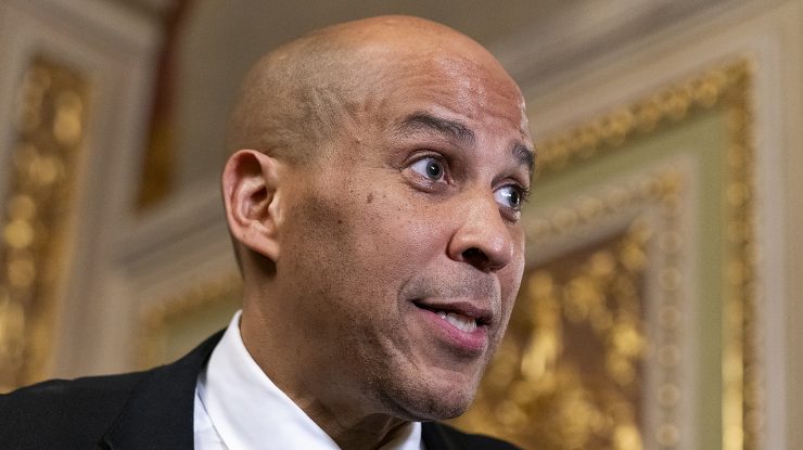 Cory Booker doboară recordul. Senatorul democrat a ţinut un discurs de 25 de ore împotriva politicilor lui Trump