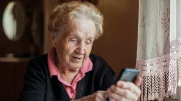 Cum îi ajută tehnologia pe bunici să se simtă mai puțin singuri? Cercetătorii au făcut 136 de studii pe 400.000 de persoane