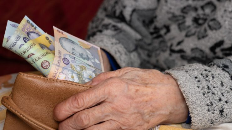 Guvernul a decis să ofere ajutor de 800 de lei pensionarilor cu venituri mici