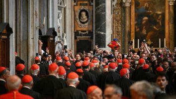 Cardinalii Bisericii Catolice care au ajuns la Roma se vor întâlni luni pentru a stabili calendarul conclavului pentru alegerea noului papă
