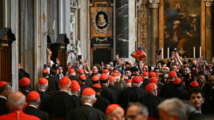 Cardinalii Bisericii Catolice care au ajuns la Roma se vor întâlni luni pentru a stabili calendarul conclavului pentru alegerea noului papă