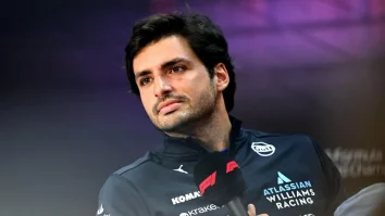Carlos Sainz a fost amendat cu 20.000 de euro după ce a întârziat la imn din cauza unei „probleme la stomac”