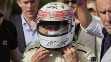 Michael Schumacher a dat un autograf pe o cască, la 12 ani de la accident, cu ajutorul soției. Unde va fi vândut obiectul