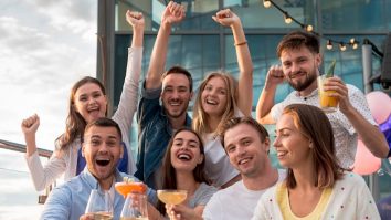 Lasă-ți iubita sau iubitul acasă când ieși cu prietenii în oraș. Ce spun cercetătorii americani