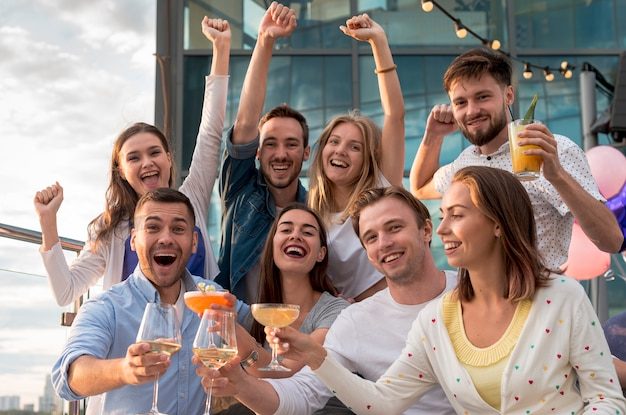 Lasă-ți iubita sau iubitul acasă când ieși cu prietenii în oraș. Ce spun cercetătorii americani