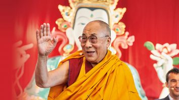 Mesajul transmis Dalai Lama după decesul Papei Francisc: „Sanctitatea Sa s-a dedicat slujirii celorlalți”