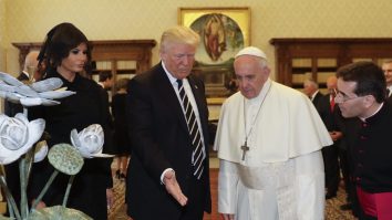Donald Trump transmite un mesaj de condoleanțe după moartea Papei Francisc