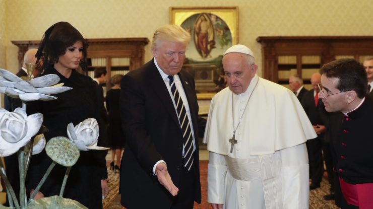 Donald Trump transmite un mesaj de condoleanțe după moartea Papei Francisc