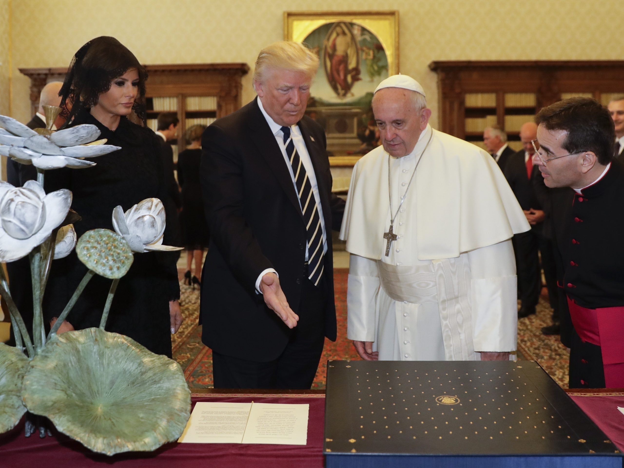 Donald Trump transmite un mesaj de condoleanțe după moartea Papei Francisc