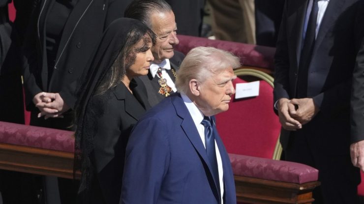 Trump a primit locuri în primul rând la înmormântarea Papei Francisc „în ultimul moment”. Mass-media speculează că Trump ar fi fost dezamăgit de planul inițial