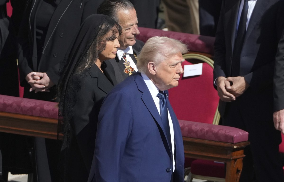 Trump a primit locuri în primul rând la înmormântarea Papei Francisc „în ultimul moment”. Mass-media speculează că Trump ar fi fost dezamăgit de planul inițial
