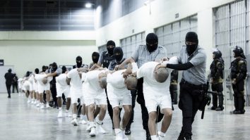 Trump primește un „stop”: Curtea Supremă ordonă Administrației Statelor Unite să suspende deportările