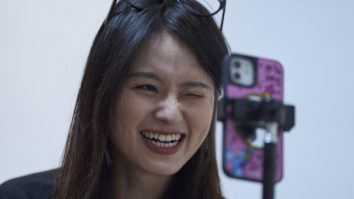 În China, tinerii își caută iubirea prin video call-uri. Întâlnirea e văzută live de mii de oameni care comentează